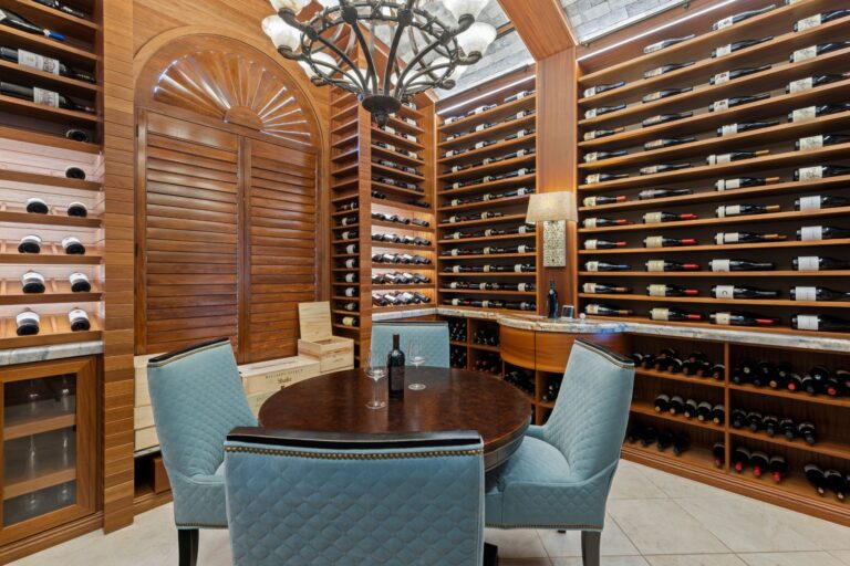 sommelier-select-wine-cellar-genuwine-Cellars.jpg
